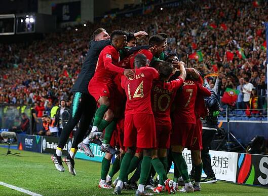  奥格斯堡中场组织井然有序，控球压制对手掌控节奏