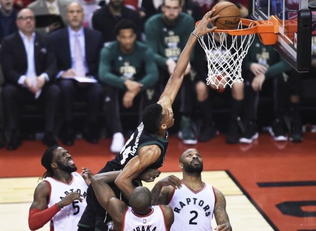  字母哥暴扣统治攻防两端雄鹿大胜篮网止连败